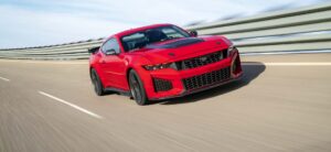 Ford Mustang Dark Horse SC 2026 vermelho em pista, vista frontal 3/4 dinâmica — foto oficial Ford