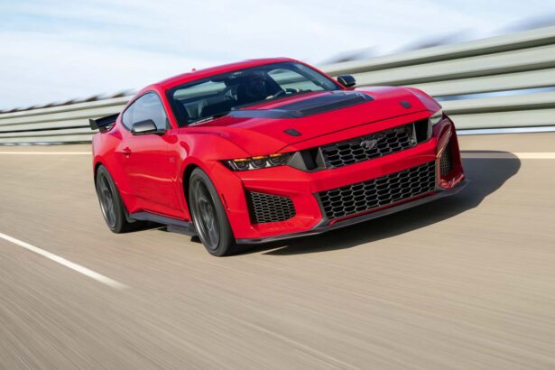 Ford Mustang Dark Horse SC 2026 vermelho em pista, vista frontal 3/4 dinâmica — foto oficial Ford