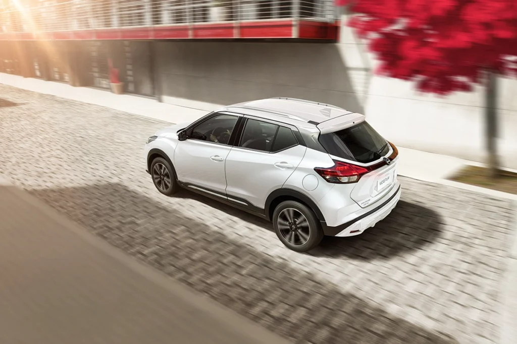 Nissan Kicks Play Sense 2025: review completo, preço, consumo e ficha técnica Nissan Kicks Play Sense 2025 vista lateral com teto flutuante