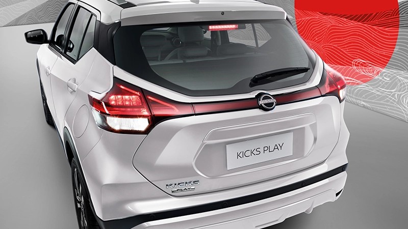Nissan Kicks Play Sense 2025: review completo, preço, consumo e ficha técnica Traseira do Nissan Kicks Play Sense 2025 com lanternas LED