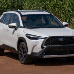 Toyota Corolla Cross 2022 branco, vista frontal 3/4 em estacionamento urbano