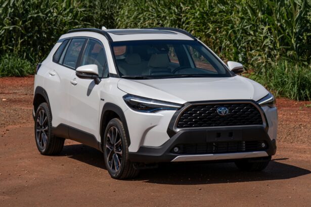 Toyota Corolla Cross 2022 branco, vista frontal 3/4 em estacionamento urbano