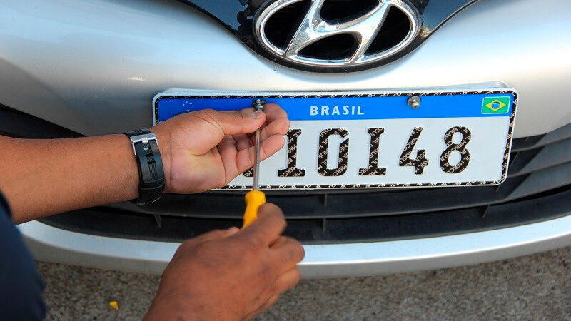 Placa Mercosul instalada em veículo brasileiro com QR Code e lacre de segurança