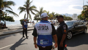 Agentes da Operação Lei Seca aplicam bafômetro em motorista durante blitz no Rio de Janeiro