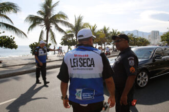 Agentes da Operação Lei Seca aplicam bafômetro em motorista durante blitz no Rio de Janeiro