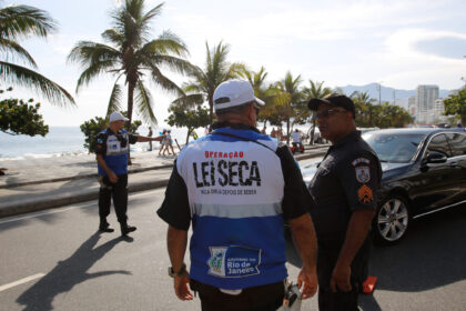Agentes da Operação Lei Seca aplicam bafômetro em motorista durante blitz no Rio de Janeiro