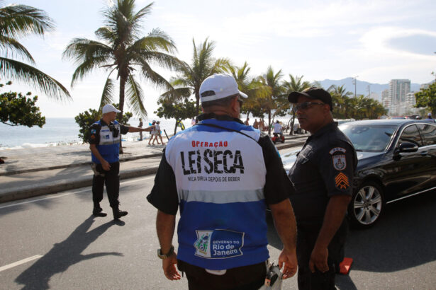 Agentes da Operação Lei Seca aplicam bafômetro em motorista durante blitz no Rio de Janeiro