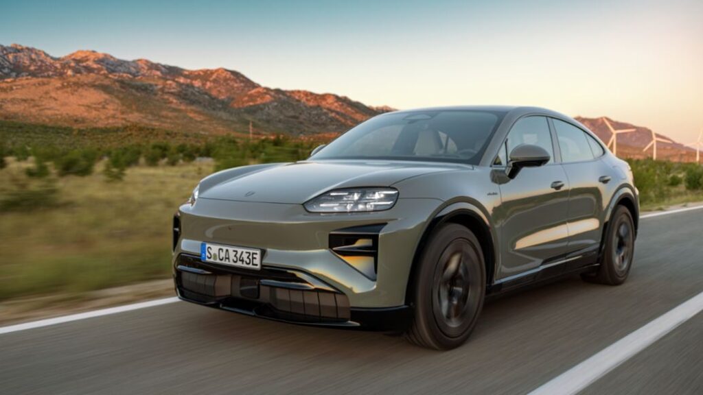 Porsche Cayenne Coupé Electric em movimento na estrada