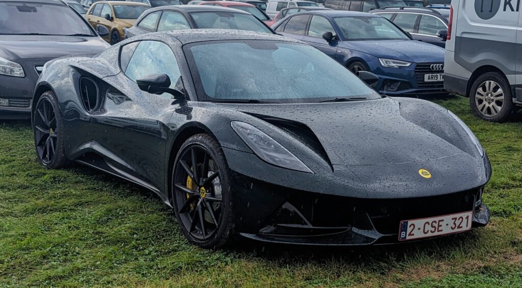Lotus Emira em vista lateral mostrando linhas do esportivo britânico