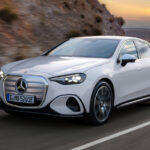 Mercedes-Benz Classe C elétrico 2027 vista frontal em três quartos, primeira geração 100% EV