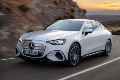 Mercedes-Benz Classe C elétrico 2027 vista frontal em três quartos, primeira geração 100% EV