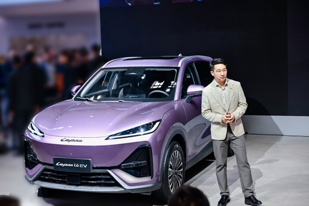 Zhai Xiao Bing, CEO da Lepas, no anúncio oficial da marca no Salão de Pequim 2026