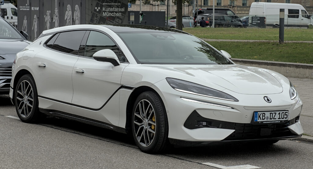 Denza Z9 GT em vista lateral mostra linhas esportivas do GT chinês