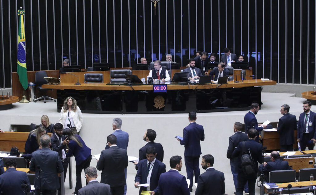 Plenário da Câmara dos Deputados durante sessão deliberativa, com deputados reunidos em votação