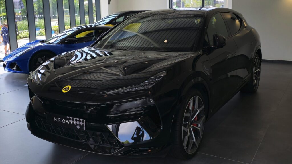Lotus Eletre 2024 em ângulo frontal mostrando design premium