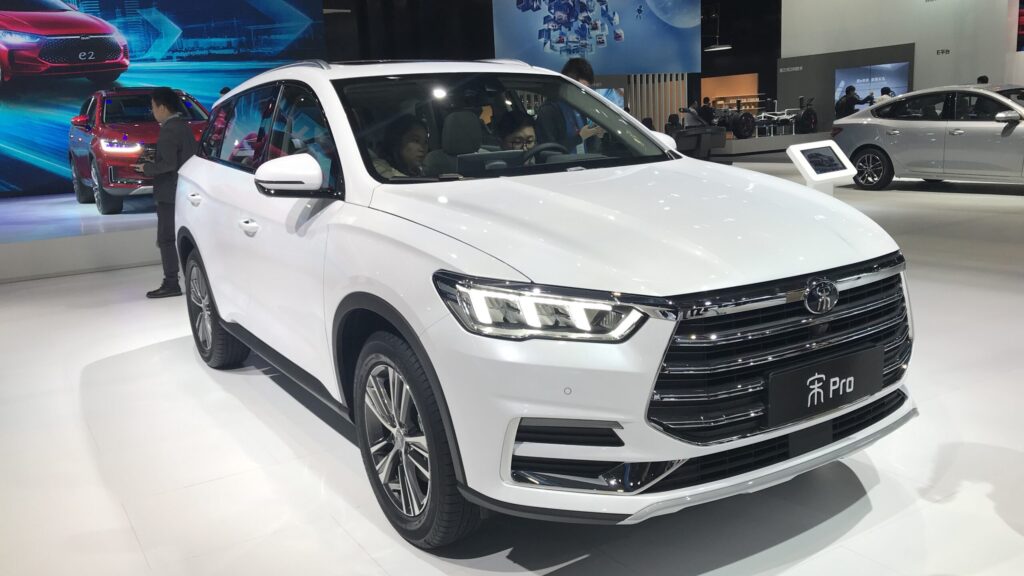 BYD Song Pro DM-i 2024 vista lateral em ambiente urbano