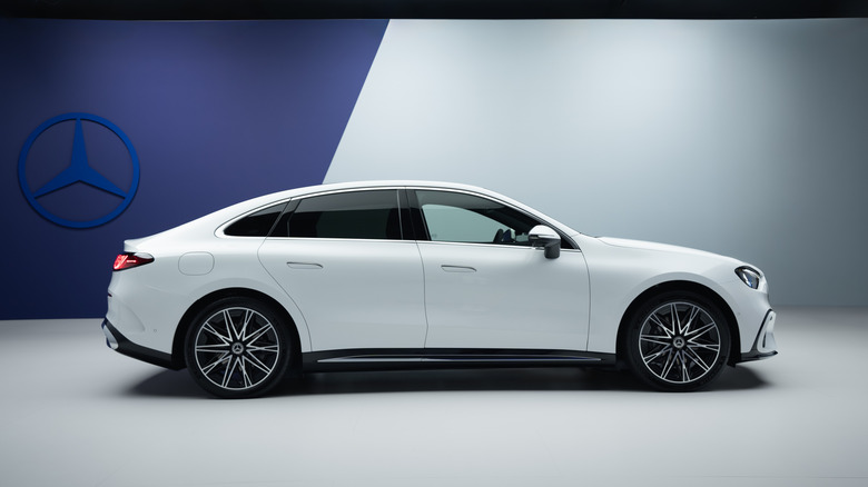 Mercedes-Benz Classe C elétrico 2027 perfil lateral com linguagem cupê quatro portas