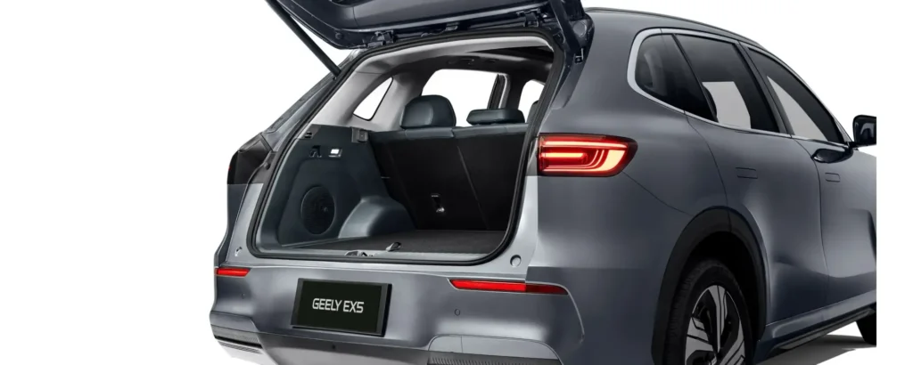 Interior do Geely EX5 EM-i com central multimídia de 14,6 polegadas e cluster digital