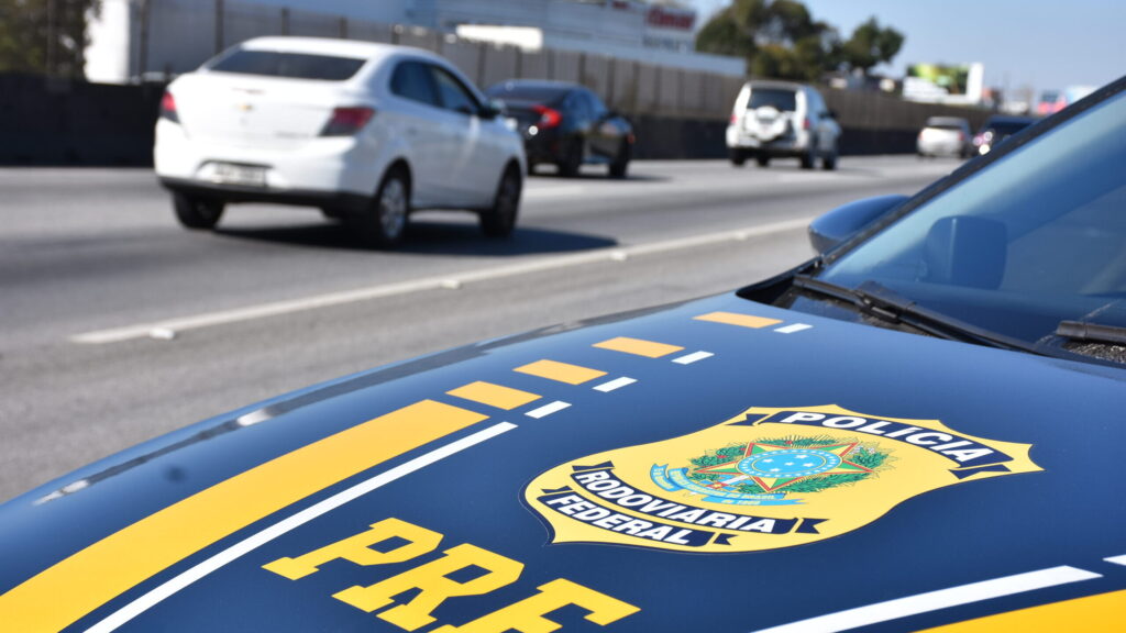 Viatura da Polícia Rodoviária Federal em rodovia brasileira durante operação de fiscalização