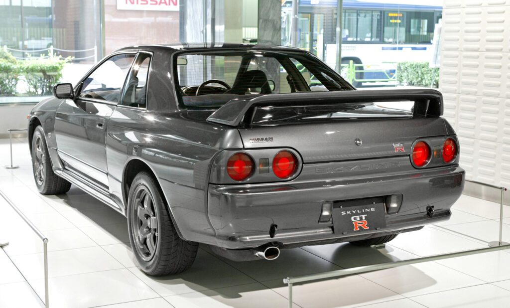 Traseira do Nissan Skyline R32 GT-R com lanternas redondas que inspiraram o novo Skyline 2027