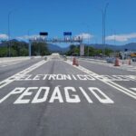 Pórtico de free flow da Concessionária Tamoios sobre o Contorno Sul, com câmeras e antenas de leitura automática de placa