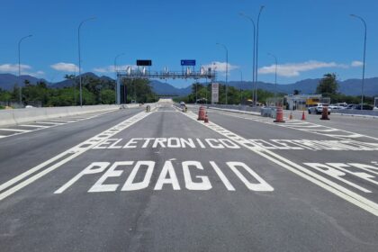 Pórtico de free flow da Concessionária Tamoios sobre o Contorno Sul, com câmeras e antenas de leitura automática de placa