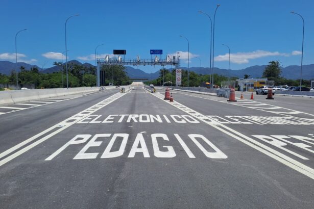 Pórtico de free flow da Concessionária Tamoios sobre o Contorno Sul, com câmeras e antenas de leitura automática de placa