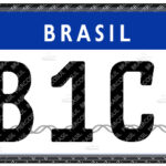 Placa Mercosul brasileira em close com formato AAA0A00