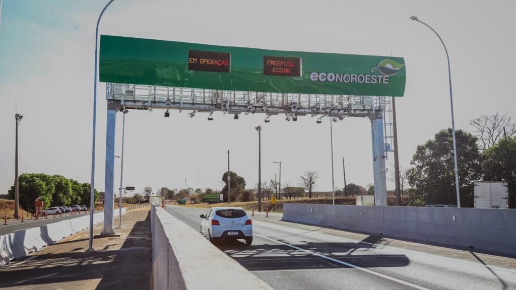 Pórtico free flow no km 179 da Rodovia Laurentino Mascari (SP-333), em Itápolis, parte do plano paulista de pedágio eletrônico