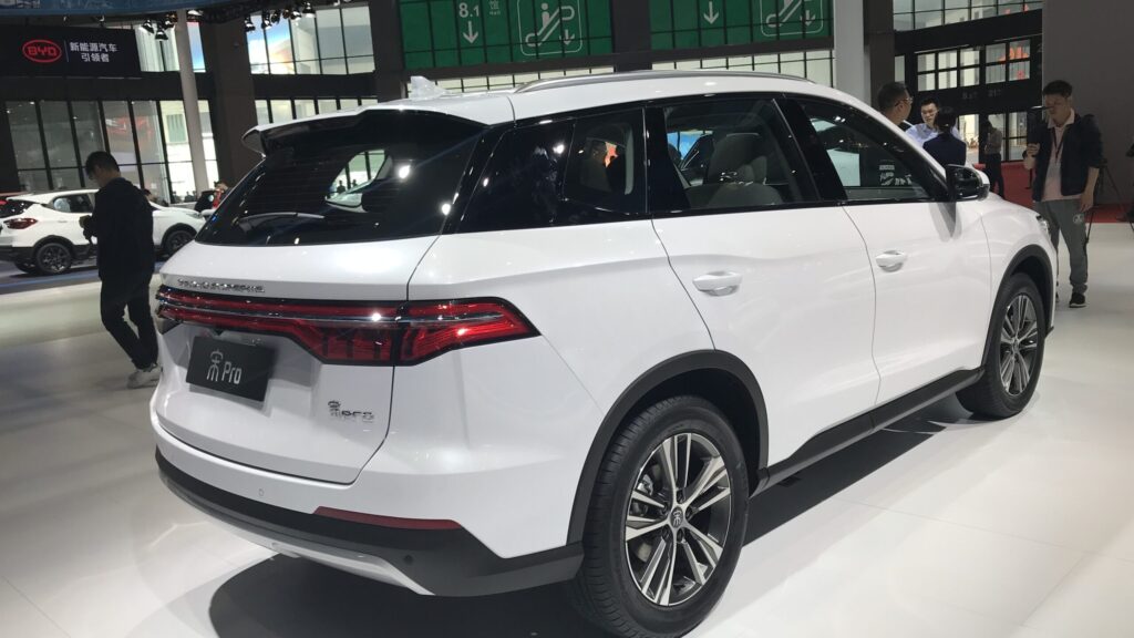 BYD Song Pro DM-i 2024 vista frontal mostrando a grade Dragon Face