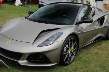 Lotus Emira 2022 — esportivo de motor central que chega ao Brasil em 2026