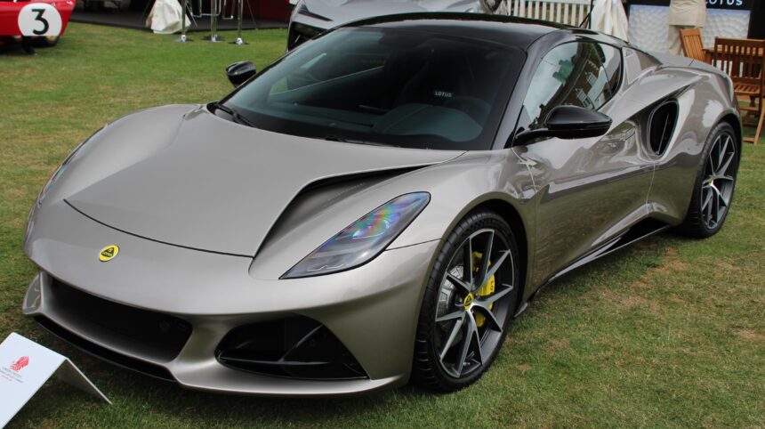 Lotus Emira 2022 — esportivo de motor central que chega ao Brasil em 2026
