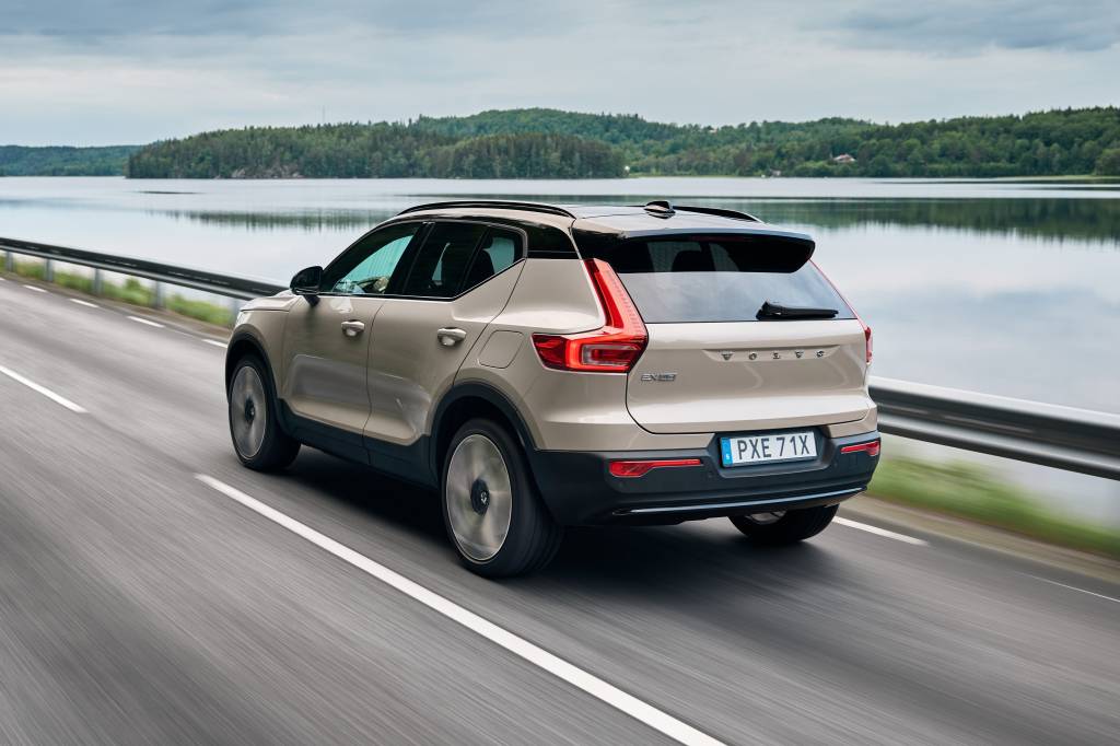 Volvo EX40 Black Edition Ultra AWD P8 — Ilustração