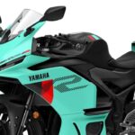 Yamaha R25 2026 em pintura Tech White, vista frontal 3/4 com carenagem esportiva e farol duplo