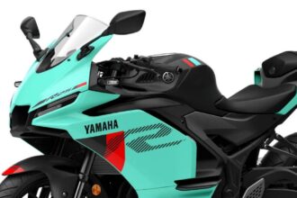 Yamaha R25 2026 em pintura Tech White, vista frontal 3/4 com carenagem esportiva e farol duplo