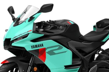 Yamaha R25 2026 em pintura Tech White, vista frontal 3/4 com carenagem esportiva e farol duplo