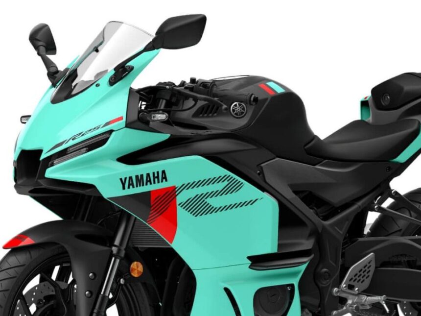 Yamaha R25 2026 em pintura Tech White, vista frontal 3/4 com carenagem esportiva e farol duplo