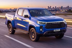 Dakota Night Edition estreia com 2.2 diesel e 4x4 Ram Dakota Laramie Night Edition na cor azul escura, foto frontal em área rural da Agrishow, landscape
