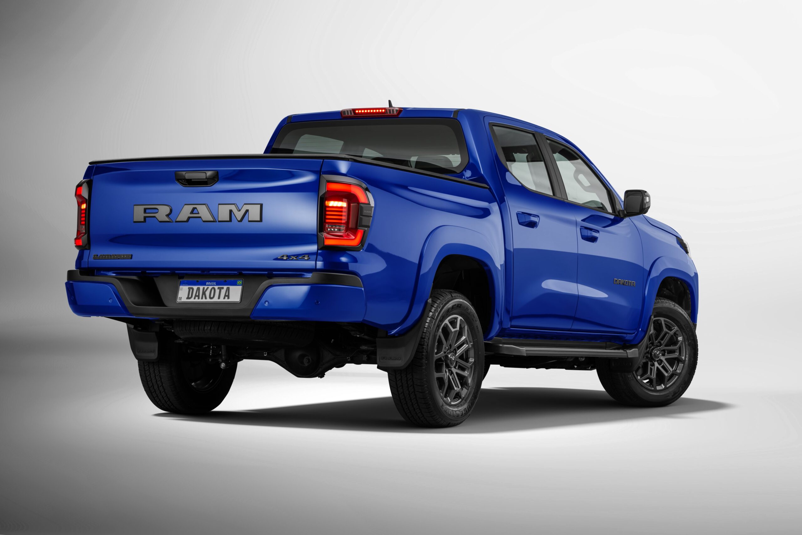 Dakota Night Edition estreia com 2.2 diesel e 4x4 Ram Dakota Laramie Night Edition