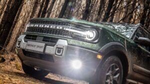 Banco solto? Ford chama Ranger e Bronco nos EUA Ford Ranger e Ford Bronco 2026 lado a lado em concessionária nos Estados Unidos, vista frontal horizontal