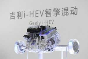 Geely i-HEV usa IA e anuncia 45 km/l esquema técnico do sistema híbrido Geely i-HEV com motor elétrico, bateria e arquitetura i-CMA em fundo neutro, landscape