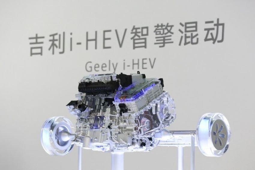 Geely i-HEV usa IA e anuncia 45 km/l esquema técnico do sistema híbrido Geely i-HEV com motor elétrico, bateria e arquitetura i-CMA em fundo neutro, landscape
