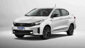 Cronos abaixo de R$ 100 mil? Entenda a oferta da Fiat Fiat Cronos Drive 1.0 manual na cor prata, foto frontal em concessionária brasileira, landscape