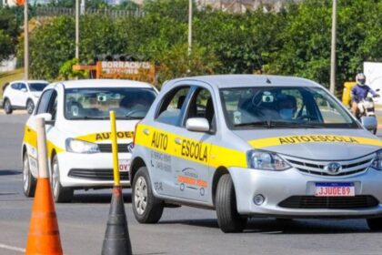 balcão de atendimento do Detran-SP com painel eletrônico e candidato consultando taxas da CNH, foto horizontal