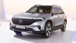 Mercedes-Benz EQB e BYD Song Plus posicionados em pátio de leilão, vista frontal em ambiente externo, landscape
