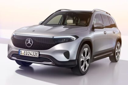 Mercedes-Benz EQB e BYD Song Plus posicionados em pátio de leilão, vista frontal em ambiente externo, landscape