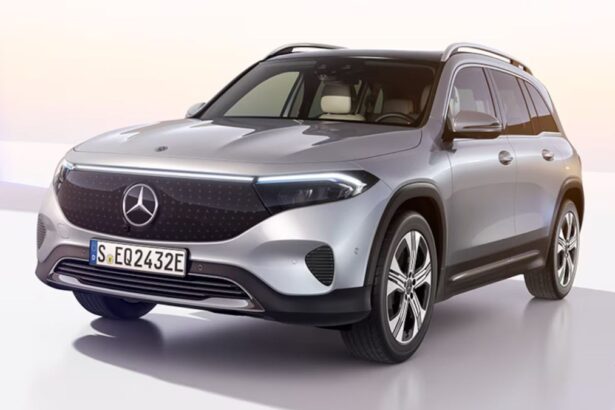 Mercedes-Benz EQB e BYD Song Plus posicionados em pátio de leilão, vista frontal em ambiente externo, landscape