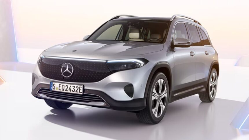 Mercedes-Benz EQB e BYD Song Plus posicionados em pátio de leilão, vista frontal em ambiente externo, landscape