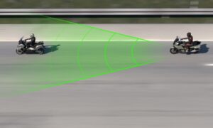 ACC já freia e acelera sozinho no Brasil painel de instrumentos de um carro com ícone do ACC ativo e distância programada, foto horizontal