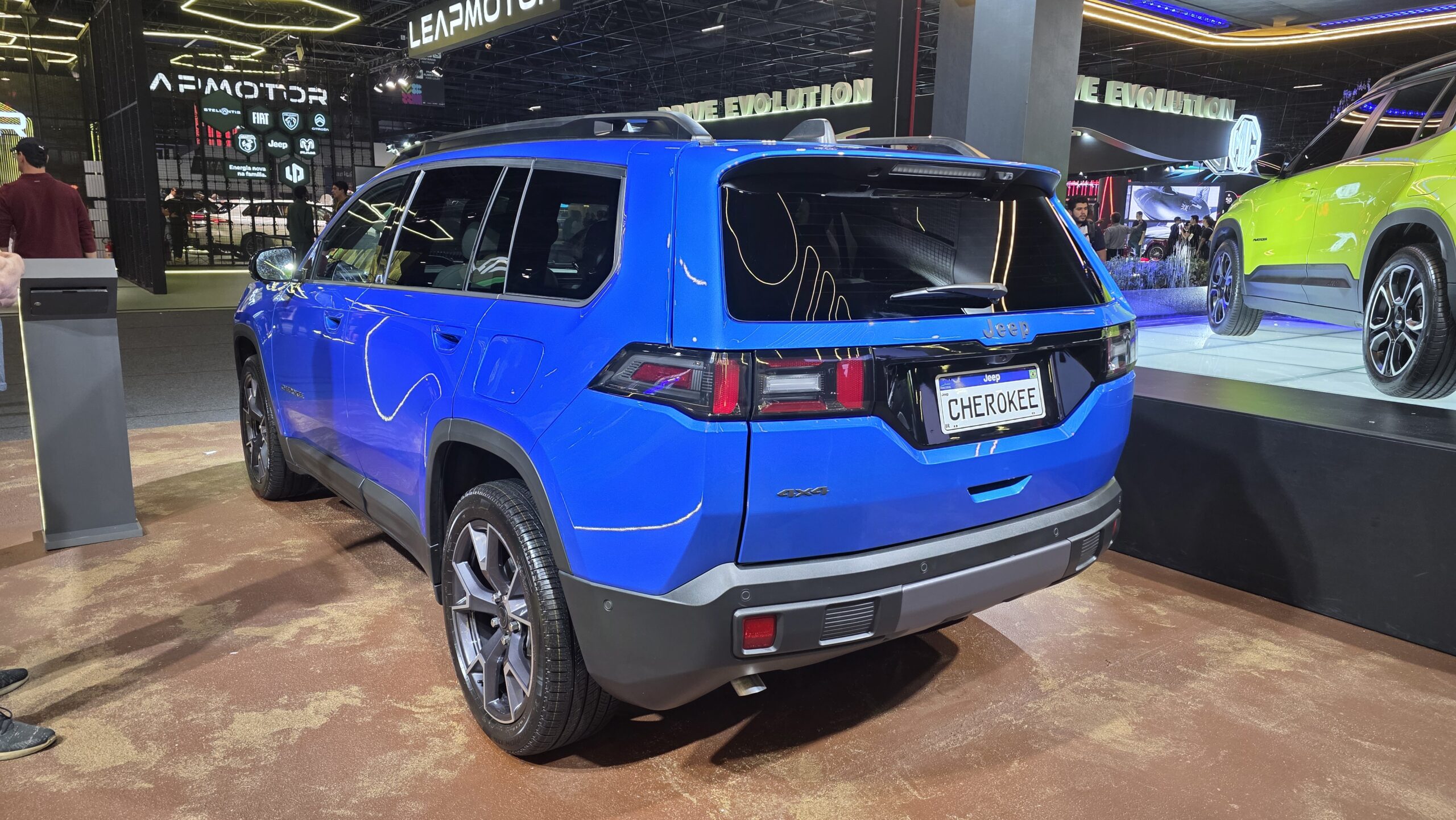 Registro do Cherokee acende disputa entre SUVs premium Jeep Cherokee híbrido